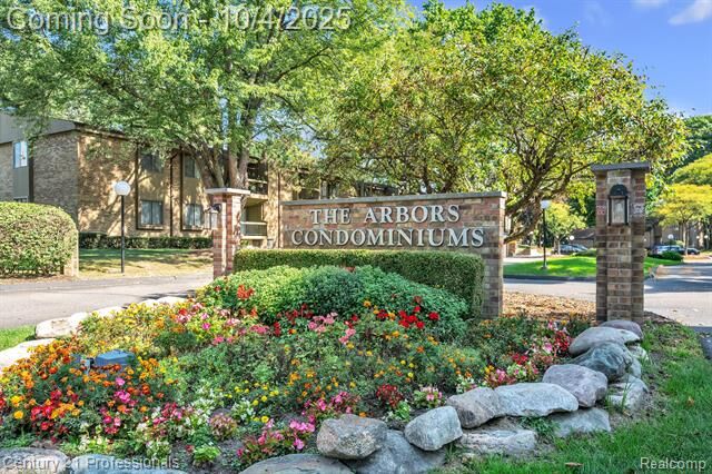 Property Photo:  27333 Arborway Road 37  MI 48033 