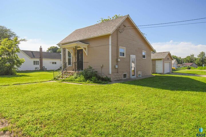 Property Photo: 421 W 7th St SD 57013