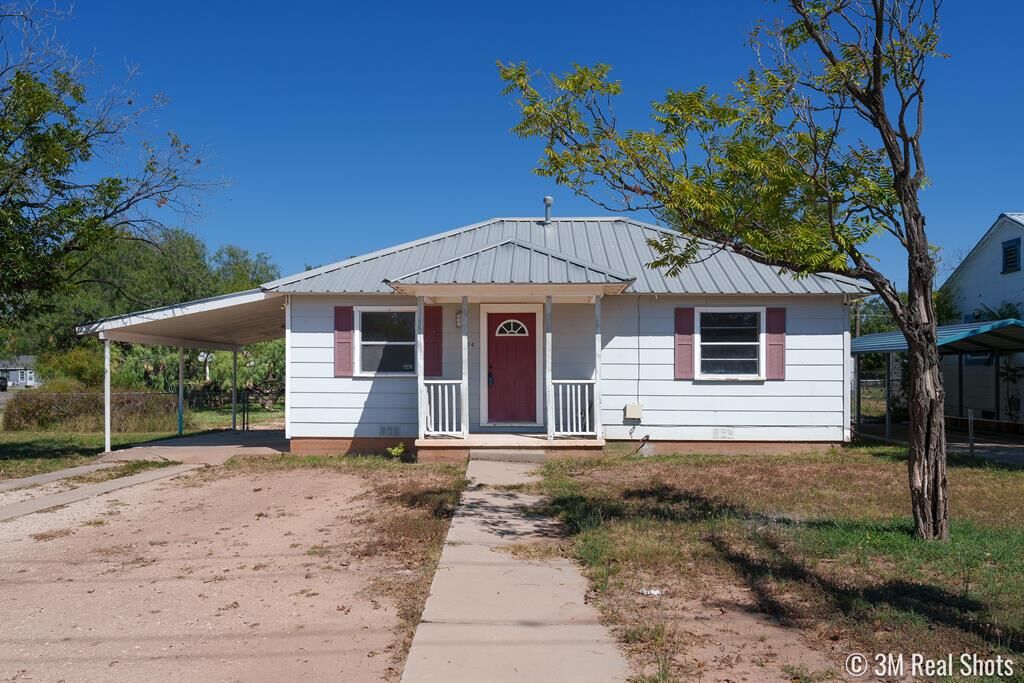 Property Photo: 304 Paint Rock Rd TX 76903