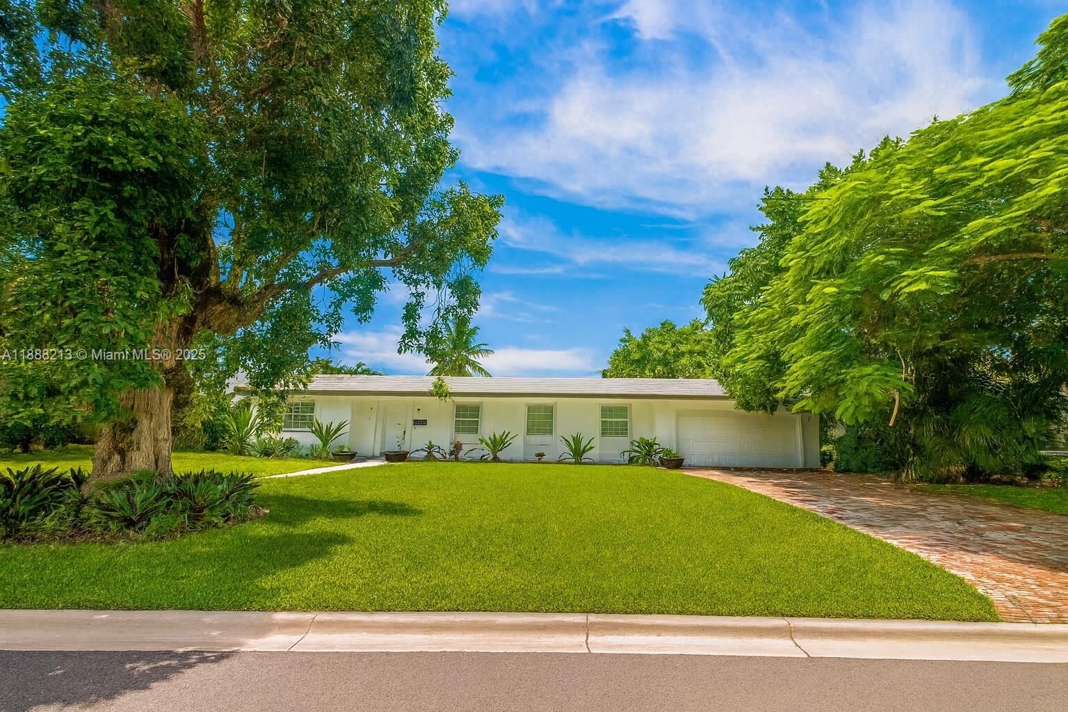 Property Photo: 1422 Coruna Ave FL 33156