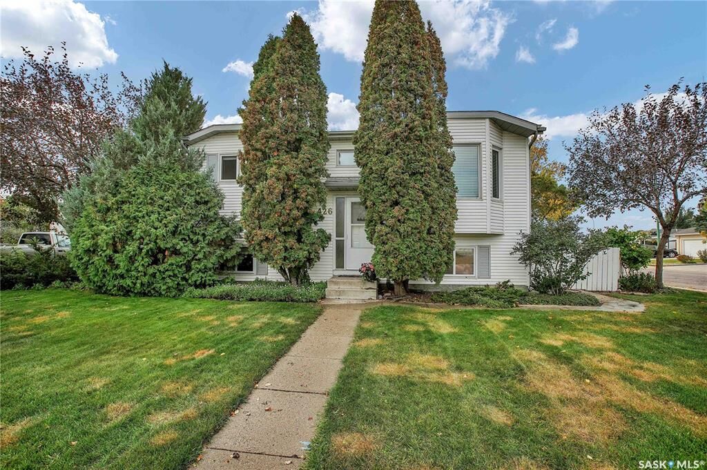 Property Photo: 426 4th Avenue N SK S0K 2T2