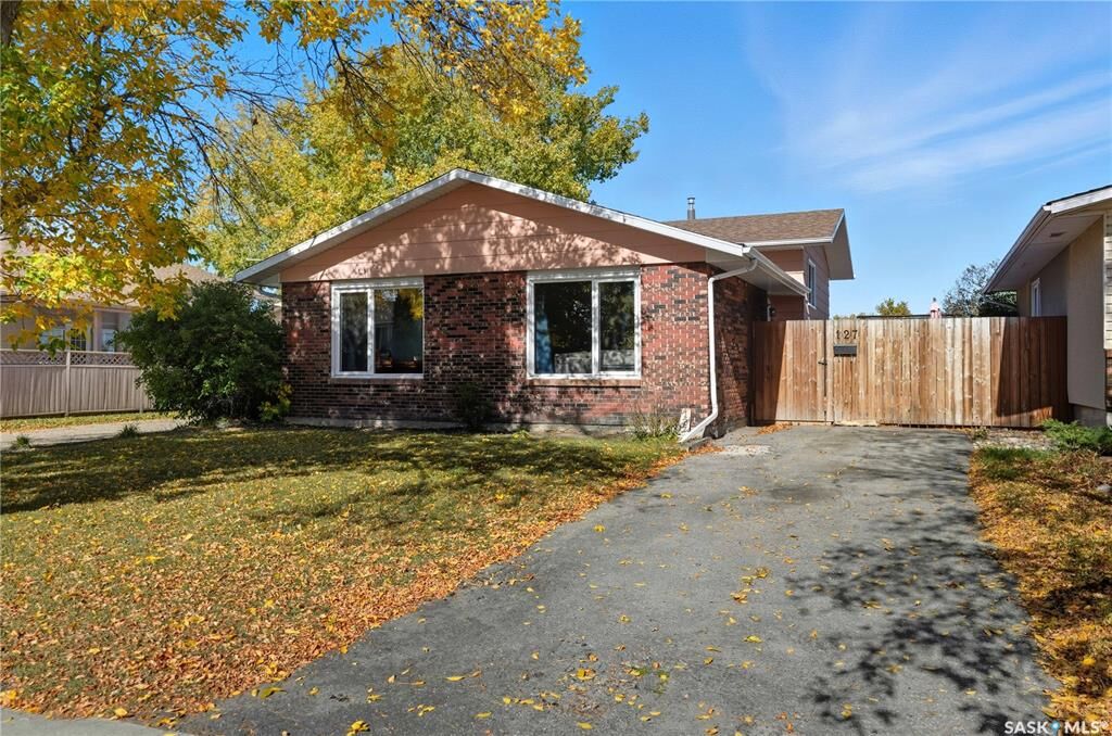 Property Photo:  127 Hastings Crescent  SK S4T 7N6 
