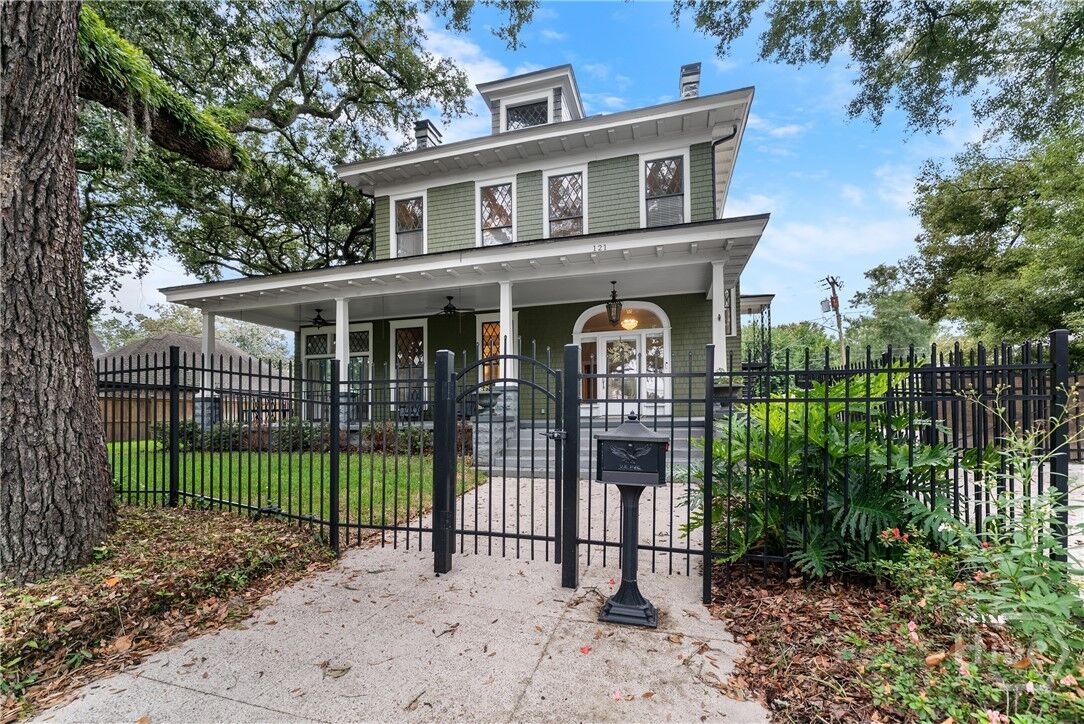 Property Photo:  121 E Victory Drive  GA 31405 