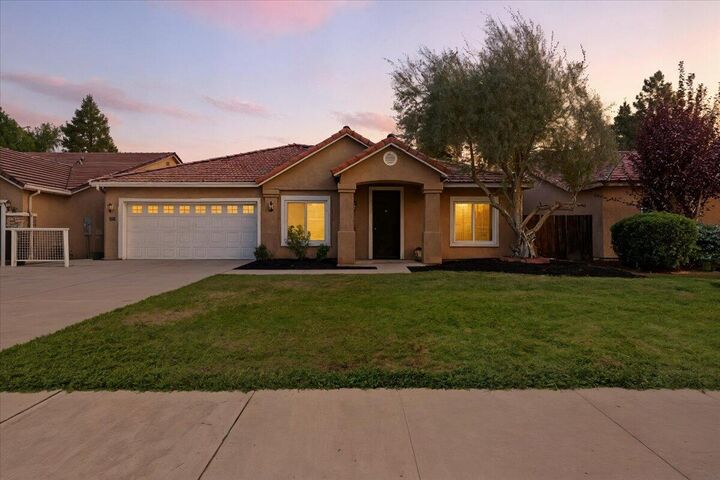 Property Photo: 141 N Boise Court CA 93291