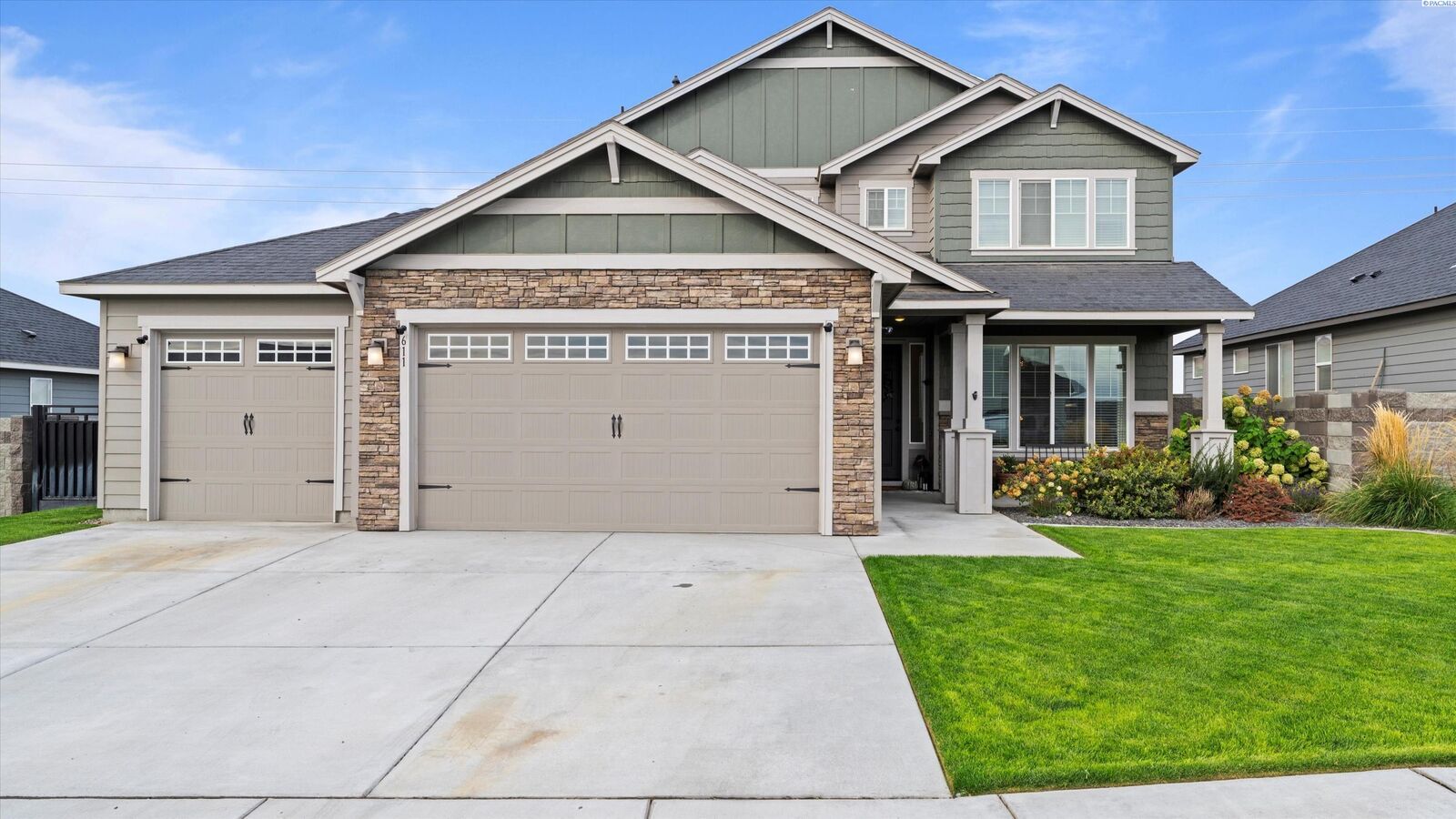 Property Photo: 611 Annapurna Ave WA 99353