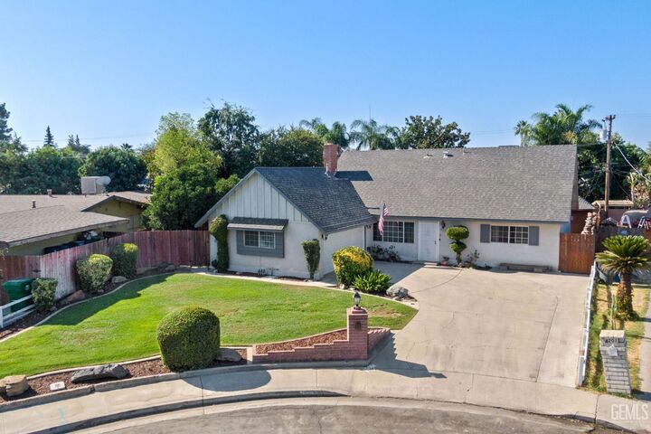 Property Photo: 4117 Erin Court CA 93309