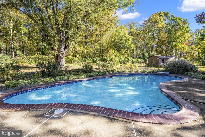 Property Photo: 7213 N Starcrest Drive VA 20187