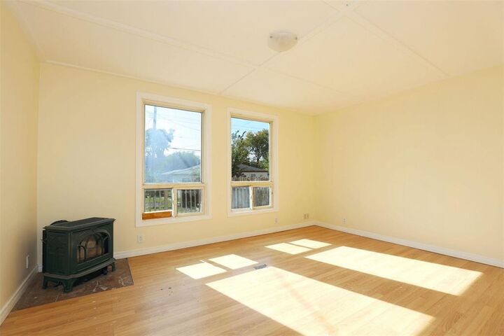 Property Photo:  302 Redwood Avenue  MB R2W 1S2 