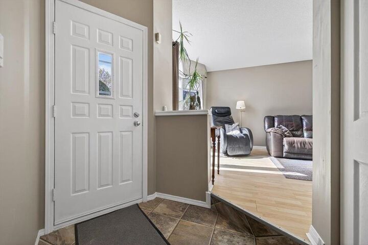 Property Photo:  215 Dawnville Drive  MB R3W 1L2 