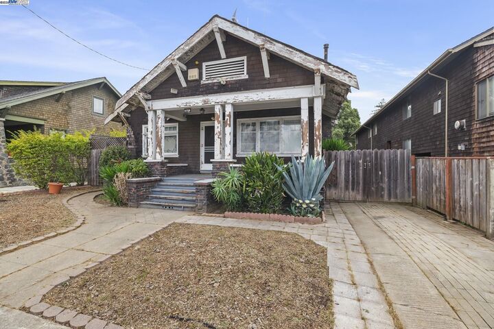 Property Photo: 5726 Claremont Ave CA 94618