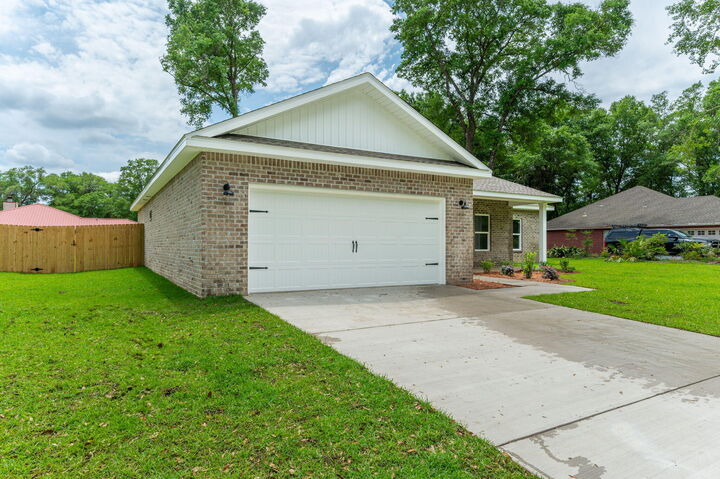 Property Photo: 313 Country Club Drive FL 32536