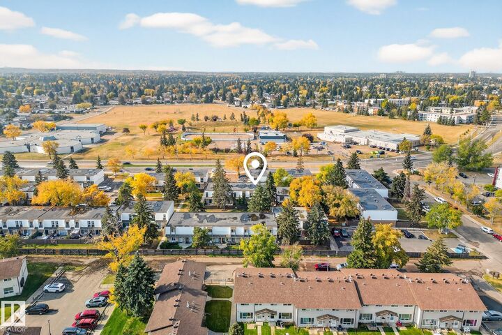 Property Photo: 1 Garden Grove Grove NW H5 AB T6J 2L3
