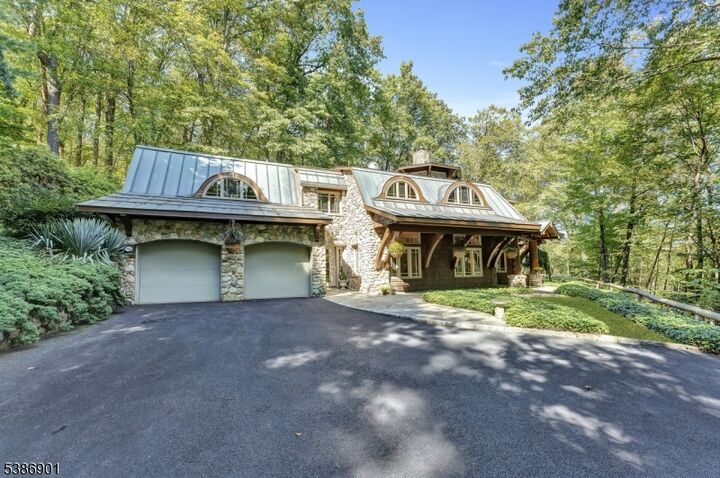 Property Photo:  2 Bickford Dr  NJ 07960 
