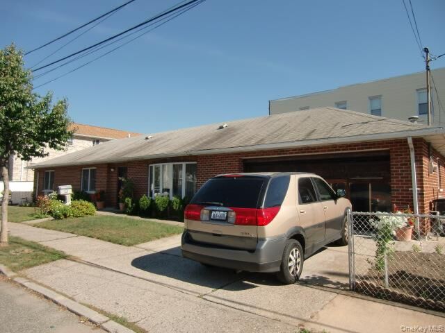 Property Photo:  900 Vincent Avenue  NY 10465 