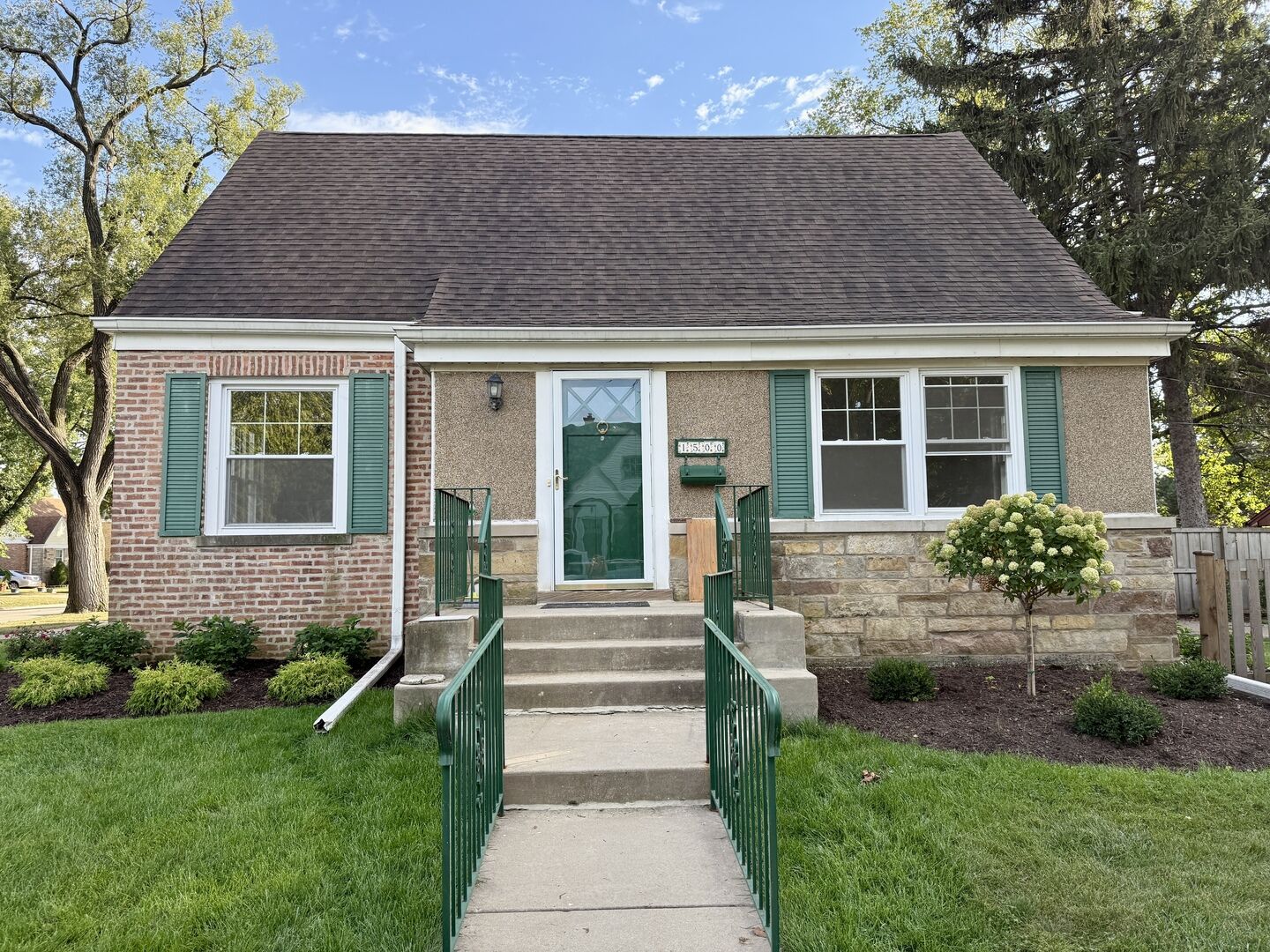 Property Photo: 1500 Bristol Avenue IL 60154