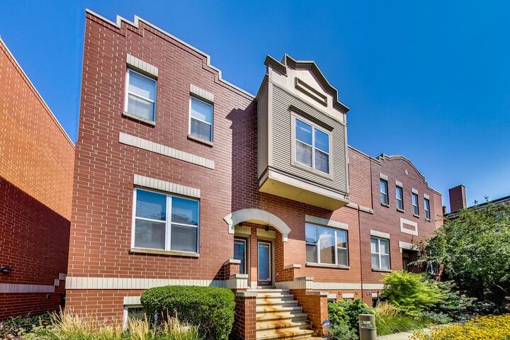 Property Photo:  3645 W Cornelia Avenue A  IL 60618 