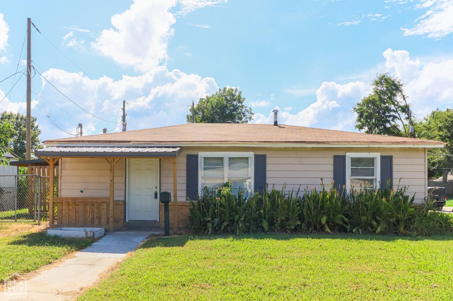 Property Photo: 220 Magnolia AR 7247