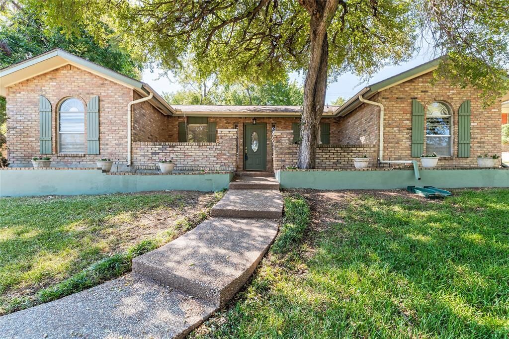 Property Photo: 1917 Rock Creek Drive TX 75050