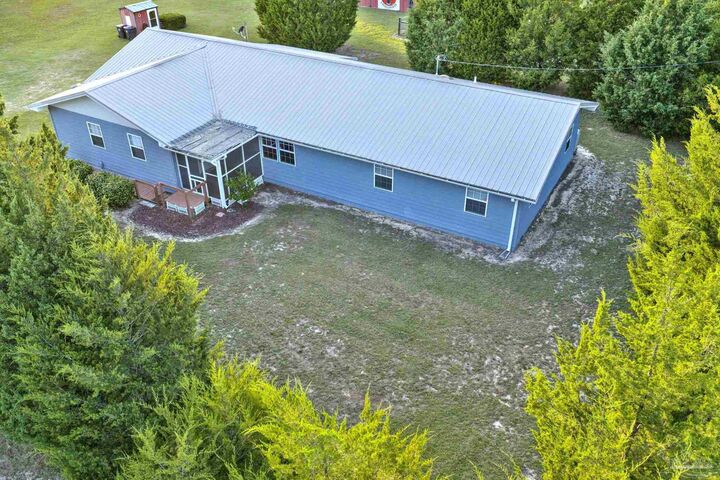 Property Photo: 585 Huckaba Rd FL 32435