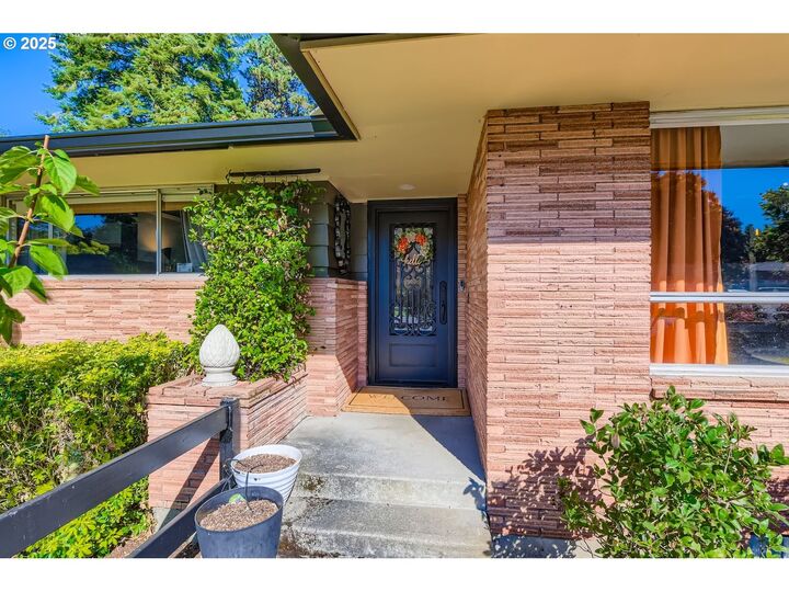 Property Photo:  10311 NE Russell Ct  OR 97220