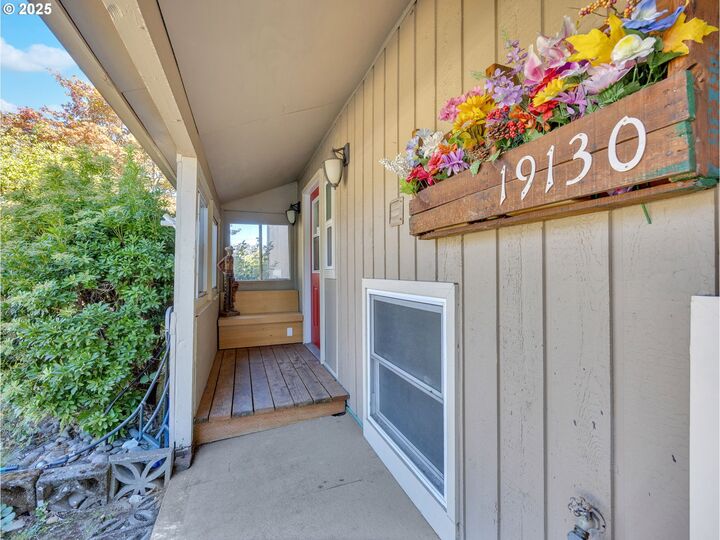 Property Photo:  19130 NE Wasco Ct  OR 97230 