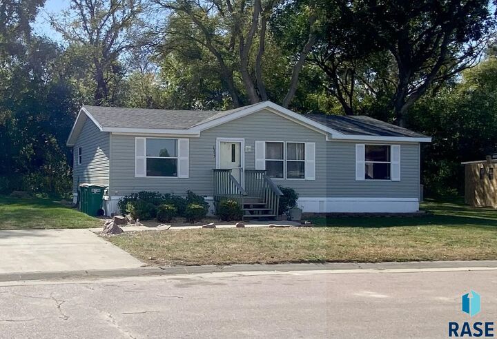 1303 E Iris Pl  Sioux Falls SD 57103 photo