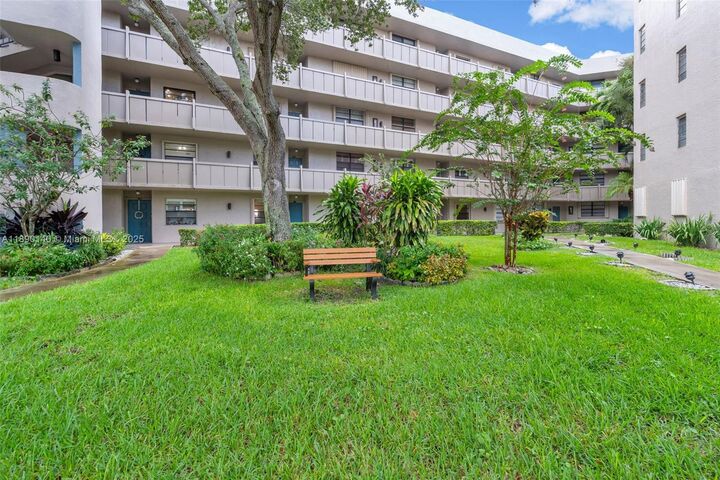 Property Photo: 1100 Colony Point Cir 504 FL 33026