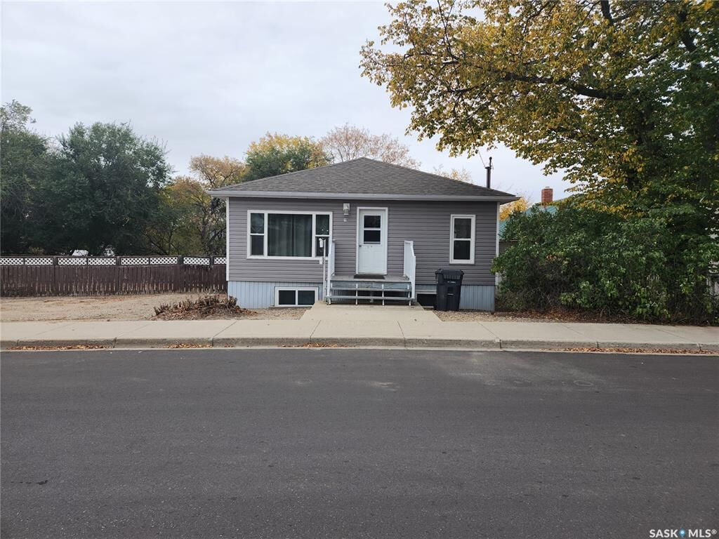 Property Photo:  19 10th Avenue NE  SK S9H 2T1 