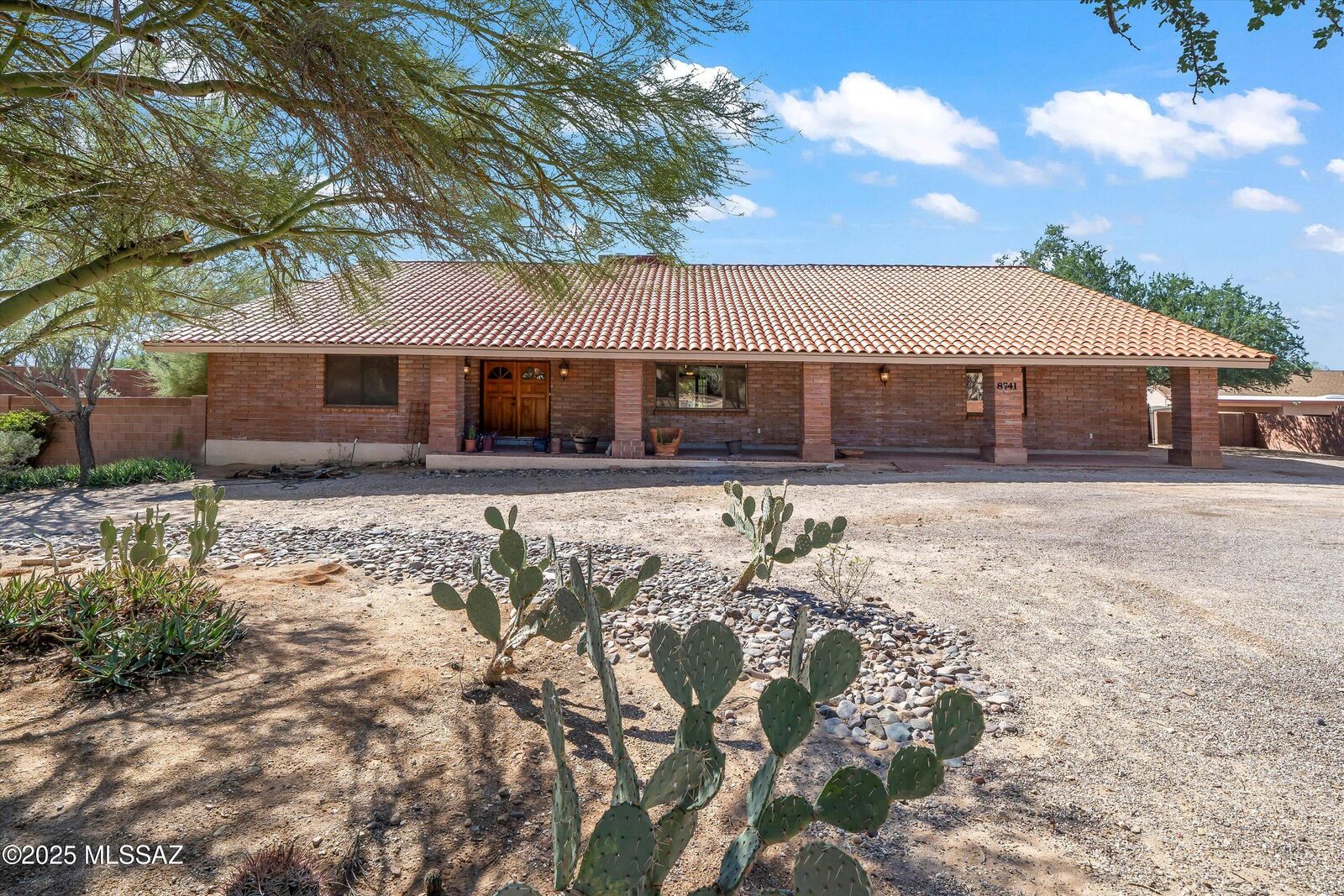 Property Photo: 8741 N Chinaberry Way AZ 85742