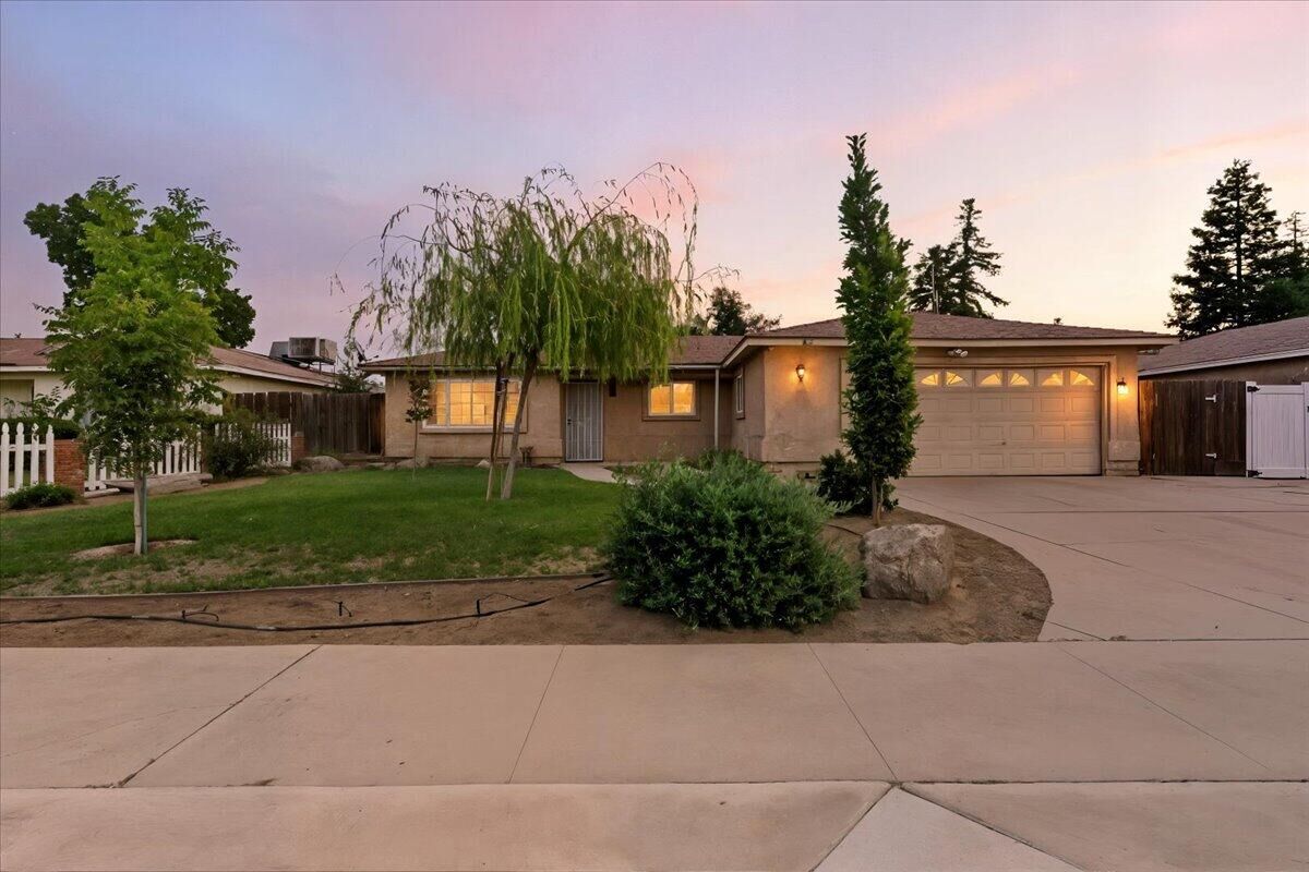 Property Photo: 716 S Kazarian Street CA 93274