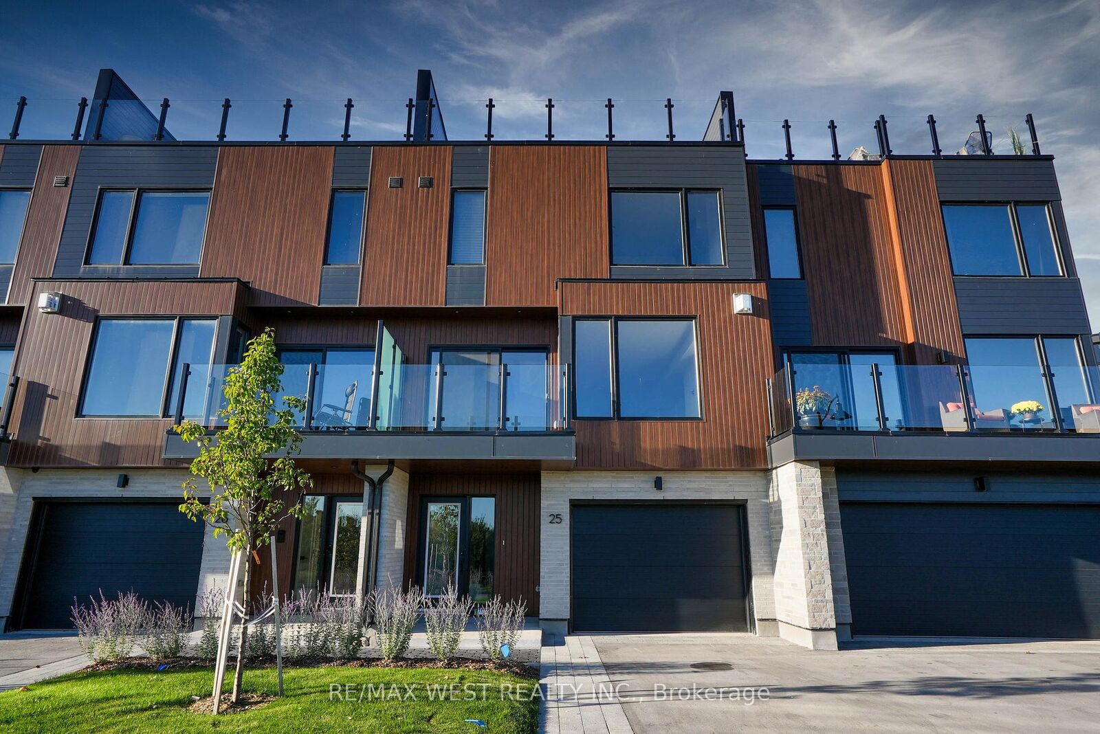 Property Photo: 117 Sladden Court 25 ON N0H 2P0