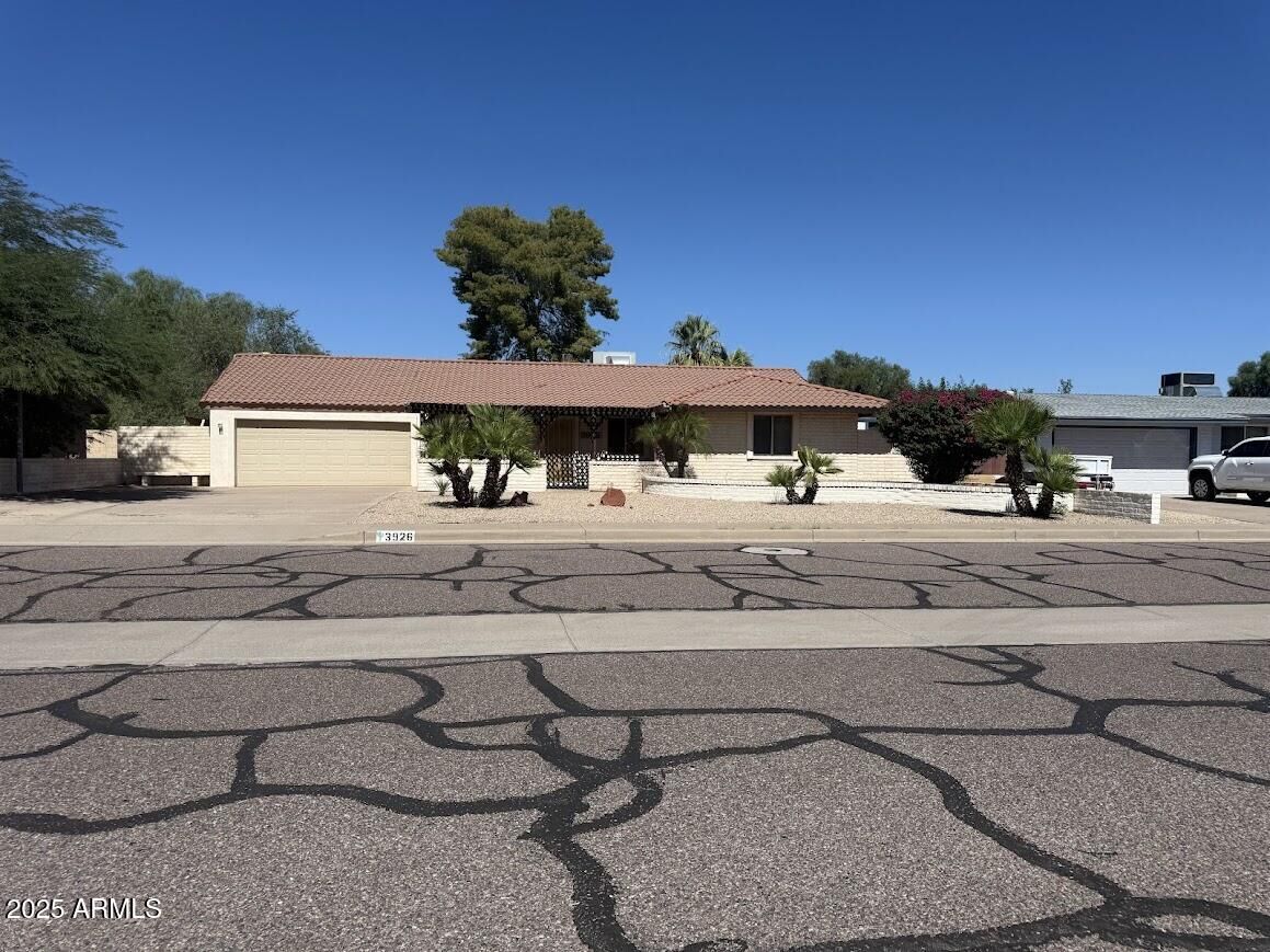 Property Photo: 3926 E Laurel Lane AZ 85028