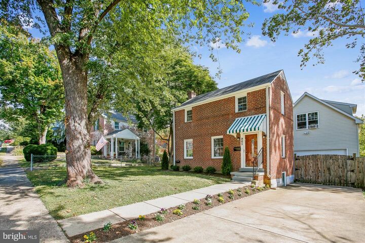 Property Photo: 965 N Kentucky Street VA 22205