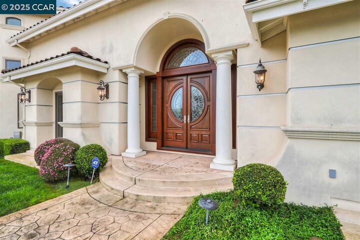 Property Photo: 2851 Spring Creek Ln CA 94598