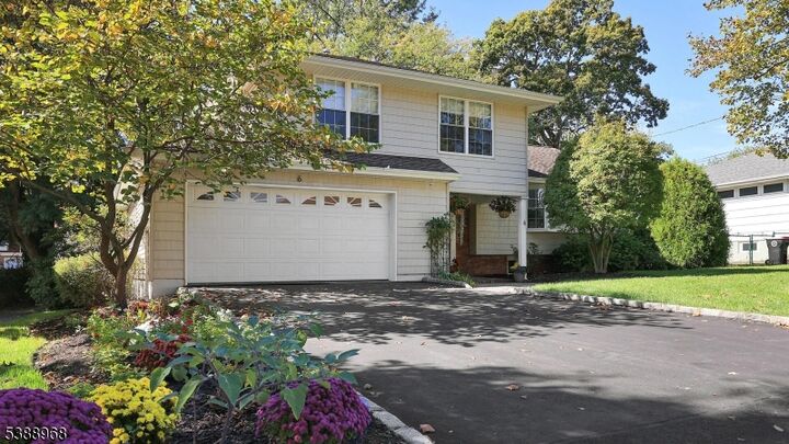Property Photo:  6 Robin Rd  NJ 07023 