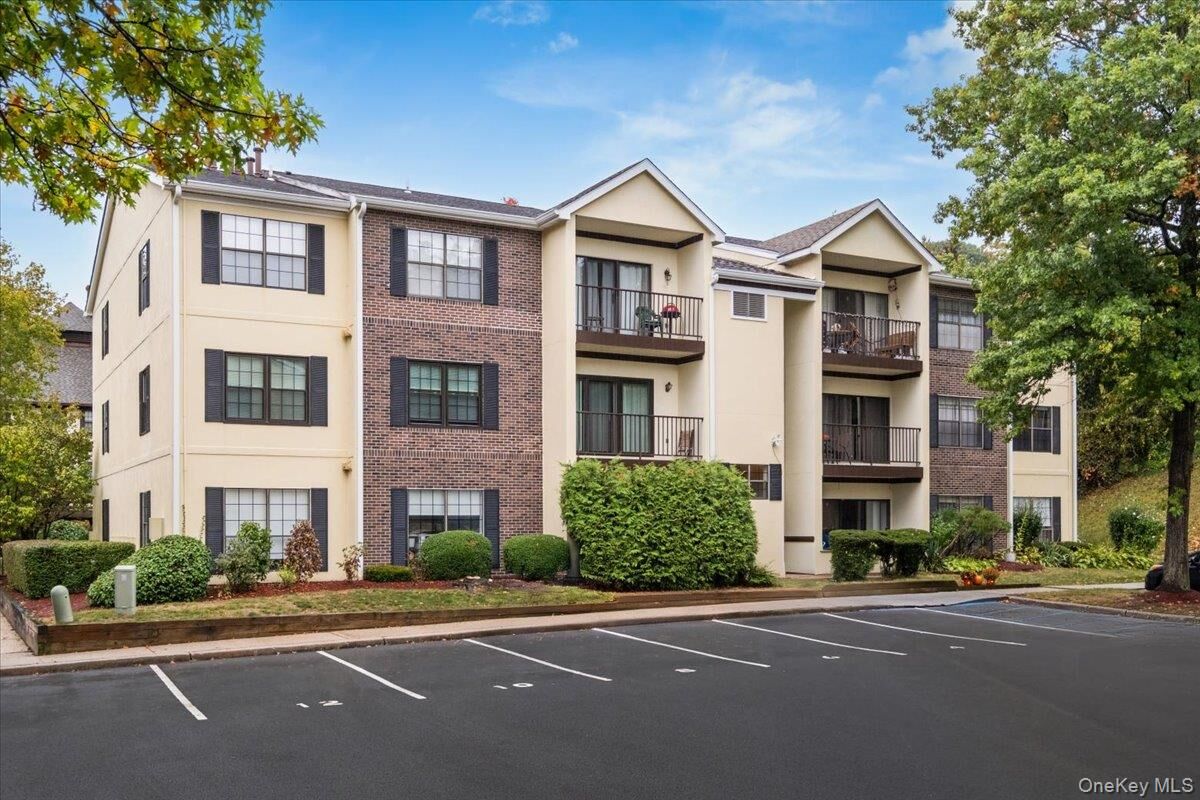 Property Photo: 8 Huntington Circle NY 10566
