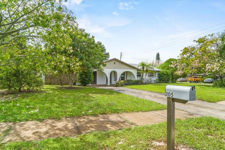 Property Photo: 305 E Thelma Street FL 33850