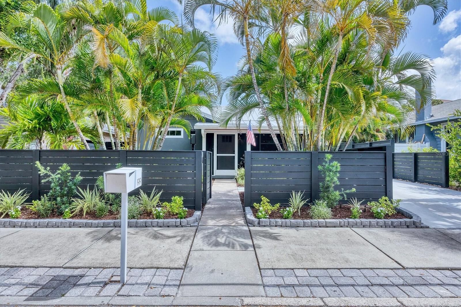 Property Photo:  1919 Laurel Street  FL 34236 