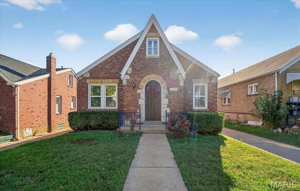 Property Photo:  1126 Art Hill Place  MO 63139 