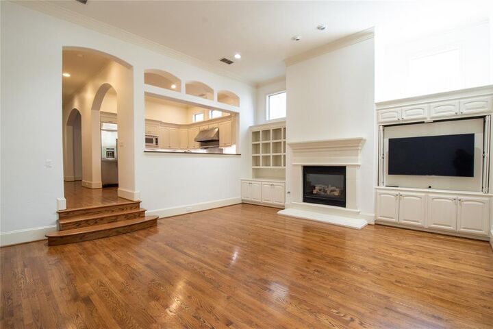 Property Photo: 4115 Buena Vista Street TX 75204