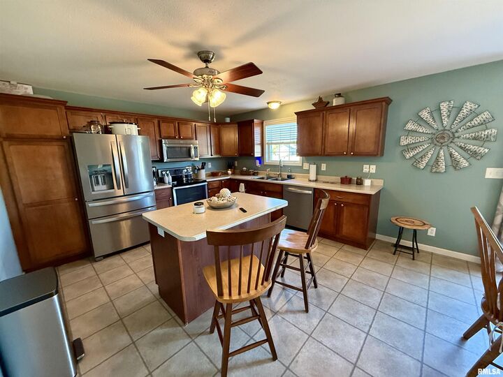 Property Photo:  1601 Greenview Drive  IL 61530