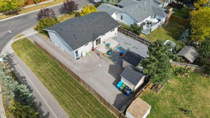 Photo de la propriété: 2003 117 Avenue SW AB T2W 2Y7