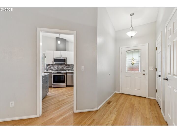 Property Photo:  9935 SW Kable St  OR 97224 