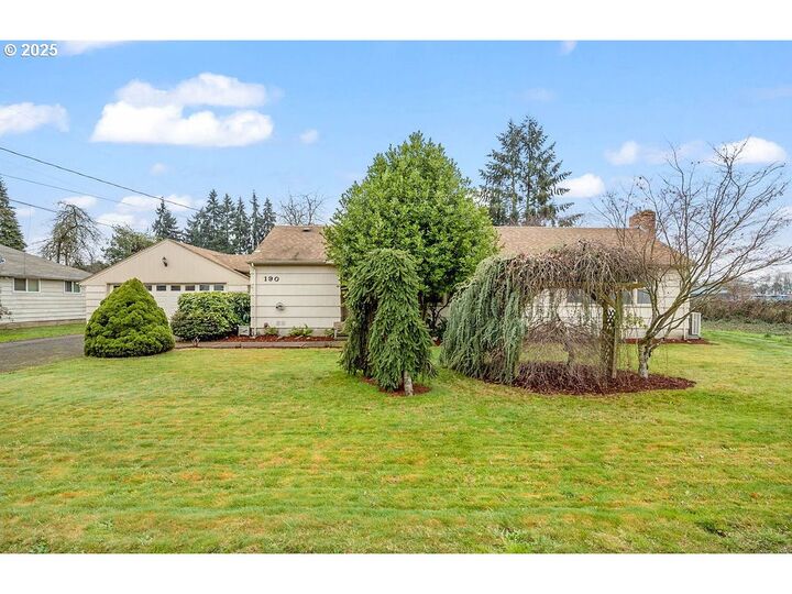 Property Photo: 190 Hunsaker Ln OR 97404