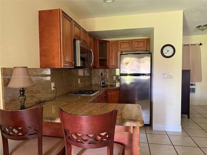 Property Photo: 811 NE 10th St 4 FL 33009