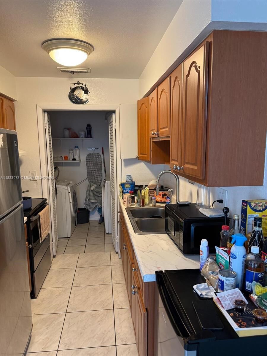 Property Photo:  826 SW 12th Ct 1  FL 33315 