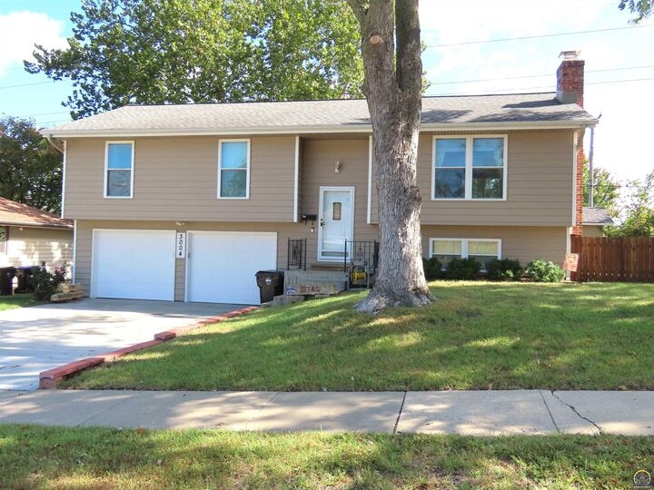 3004 SW Eveningside Dr  Topeka KS 66614 photo