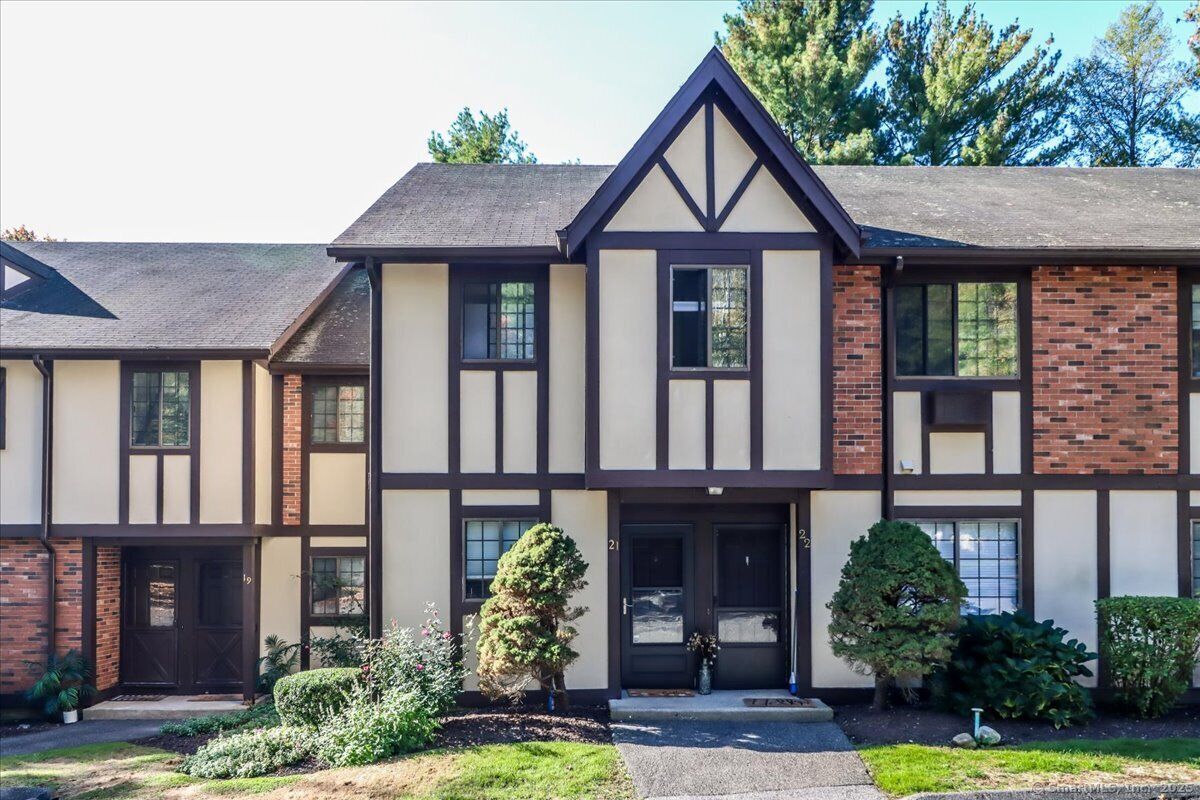 Property Photo: 21 Andover Court 21 CT 06804