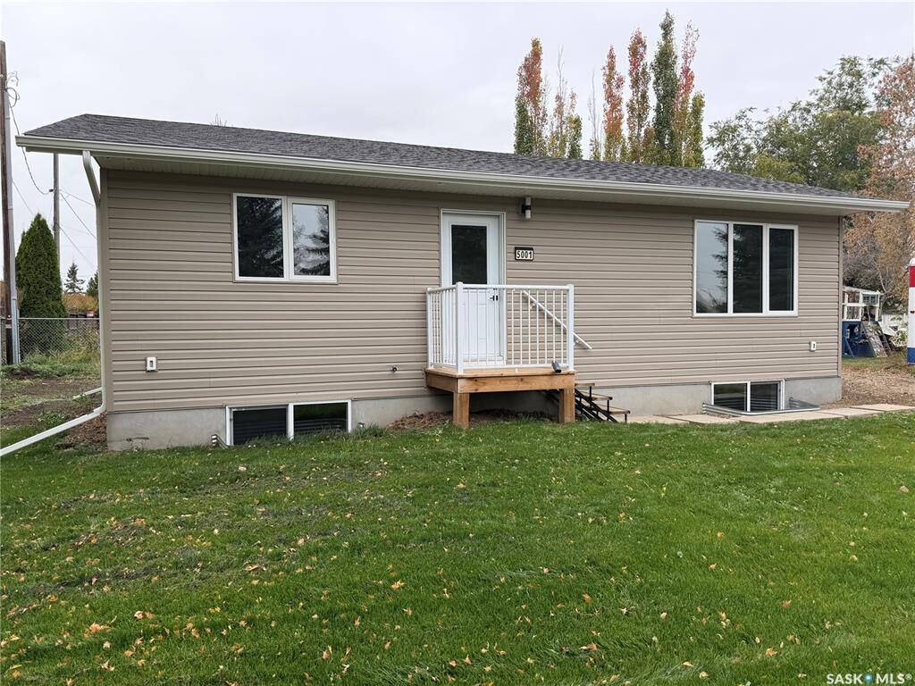 Property Photo: 5001 Neufeld Avenue SK S0K 4R0