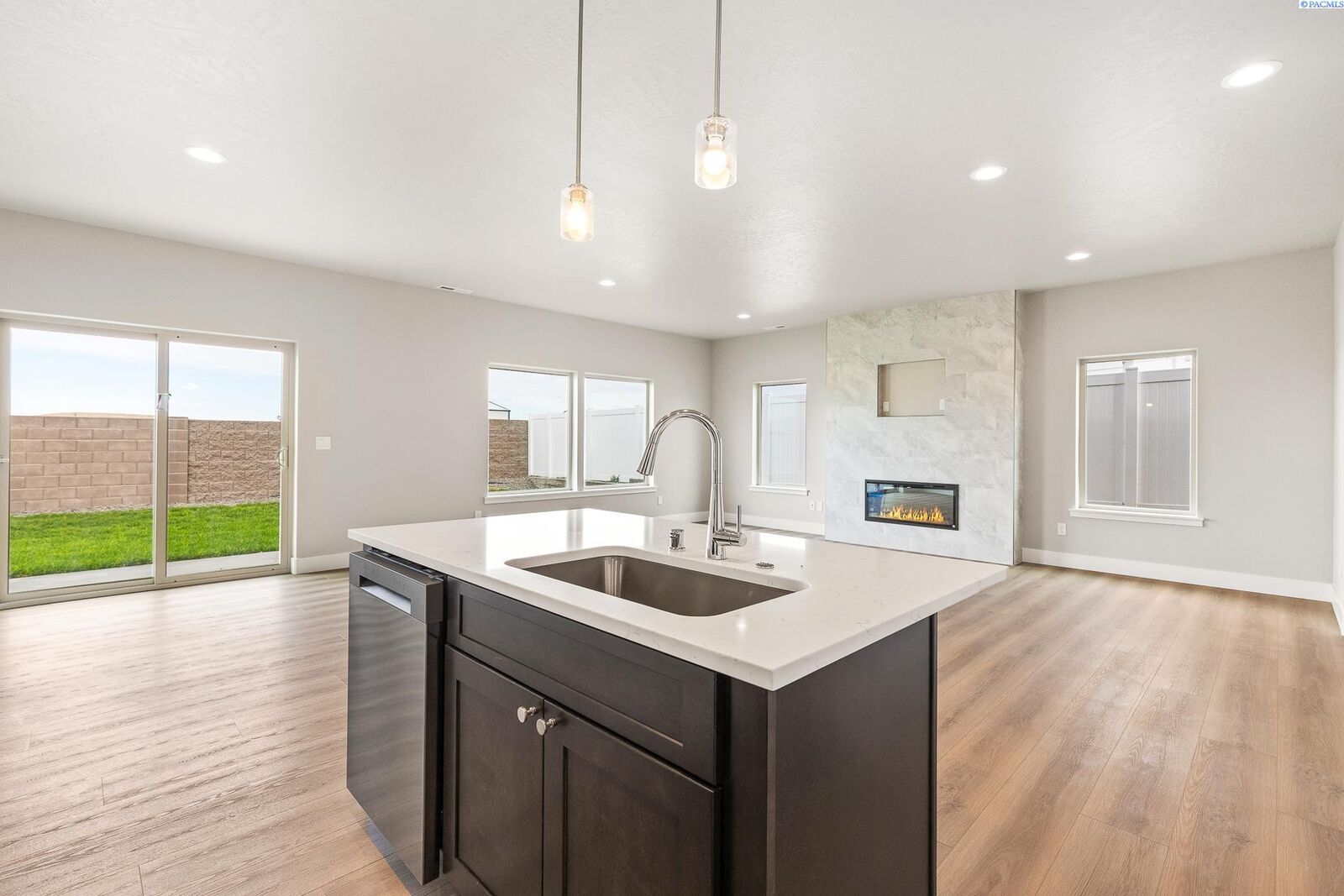 Property Photo: 7454 Grapevine Ct WA 99353